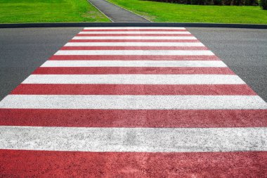 insanlar, satırları bakış olmadan kırmızı beyaz yaya geçidi