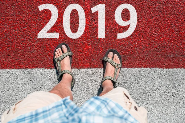Ноги Стоящие Асфальте Стрелкой Направлении Нового 2019 Года — стоковое фото