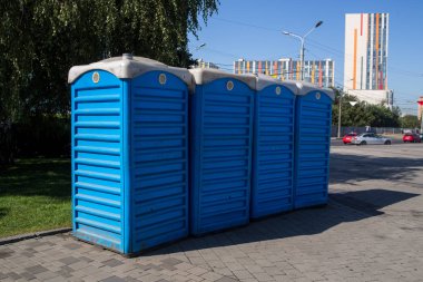Taşınabilir mavi biyo Tuvalet kabinleri olay için dizilmiş Park