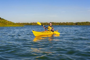 bir güvenlik dilek mutlu kız Nehri üzerinde bir kayık yürür