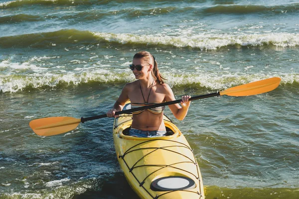 Sporları Tekne Dalgalar Için Güzel Kız Gider — Stok fotoğraf