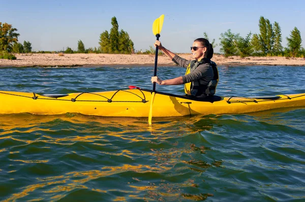 Sommar Kanot Längs Floden Längs Stranden — Stockfoto