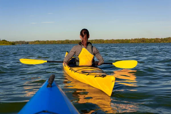 Kayak Mujer Kayak Niña Remando Tranquilo Agua Del Río Cerca — Foto de Stock