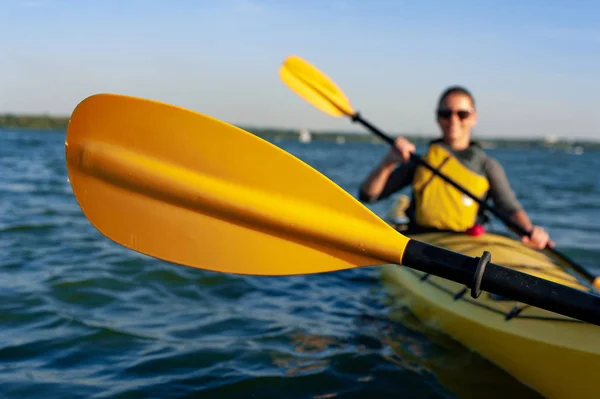 Fokus Auf Gelbes Paddelkajakfahren Mit Freunden — Stockfoto