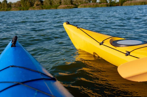 Kayaks Azules Amarillos Flotan Río Cerca Concepto Vacaciones — Foto de Stock