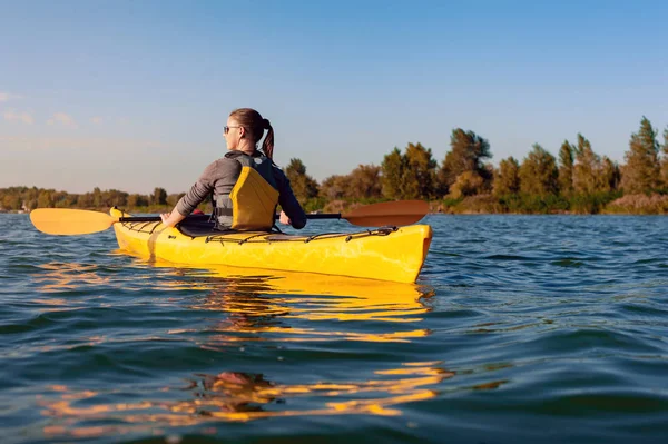 Kayak Otoño Río Largo Del Bosque Luz Del Atardecer — Foto de Stock