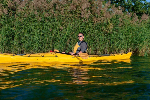 Жінка Байдарці Плаває Через Джунглі Жовтому Байдарці — стокове фото