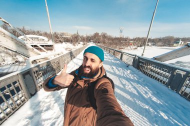 adam almak onun yolculuk selfie fotoğraf geniş açı fotoğraf makinesi, kendi kendine portre resim başparmak yukarıya