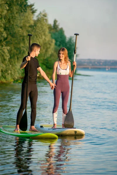 Glückliche Jungen Und Mädchen Beim Surfen Fluss Konzept Lifestyle Sport — Stockfoto