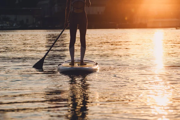 Bir Kürek Üzerinde Sörf Tahtası Bacaklar Ile Mayo Kalan Kendine — Stok fotoğraf
