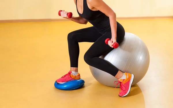 Imagen recortada de chica atlética durante una sesión de entrenamiento — Foto de Stock