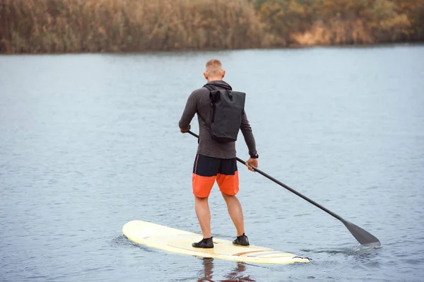 Full Längd Porträtt Man Med Ryggsäck Engagerade Rodd Stand Paddle — Stockfoto