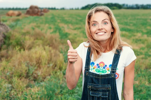 Farmář Dívka Džínové Overaly Přírodě Zobrazeno Super Znamení Rukou Výmluvně — Stock fotografie