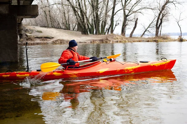 Oarsman Moving Calm River Action Camera Boat Stern Cold Season — Stock Photo, Image