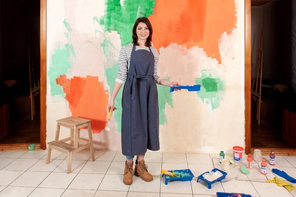 Artista femenina pintando la pared en abstracción multicolor — Foto de Stock