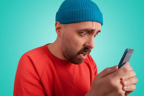 Panicked emotional male hipster using cell phone — Stock Photo, Image