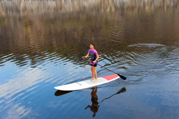 Junge athletische Mädchen im Wassersport engagiert — Stockfoto