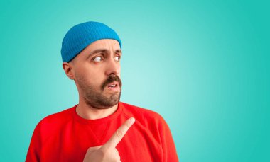 Ona yakın uzayda parmak işaret şaşırtıcı parlak adam