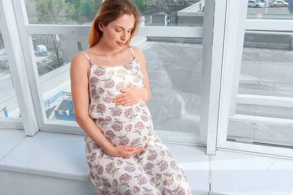 Нежная беременная женщина, любящая своего будущего ребенка — стоковое фото