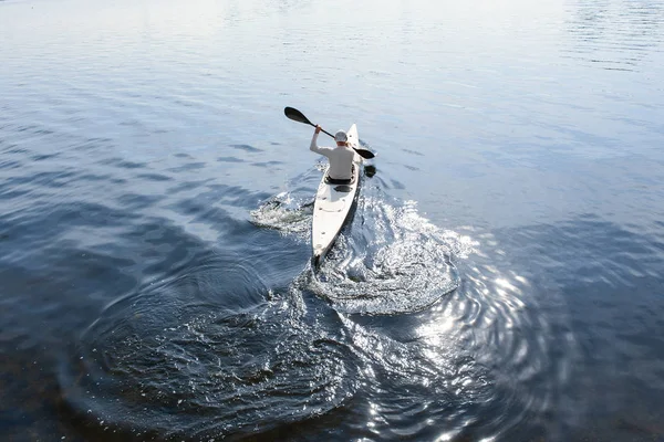 Foto Tomada Del Dron Kayak Alejándose Superficie Del Agua Del — Foto de Stock