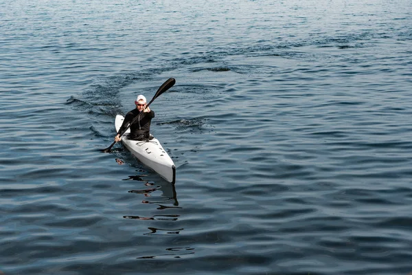 Vista Aérea Belo Mar Azul Homem Esportes Com Canoa Que — Fotografia de Stock