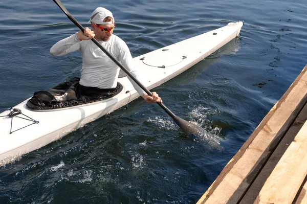 Man Peddelen Een Witte Kajak Rivier Buurt Van Kust Kajak — Stockfoto