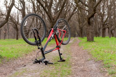 Bisiklet lastiklerini şişirmek için bisiklet yolculuğu sırasında pit stop