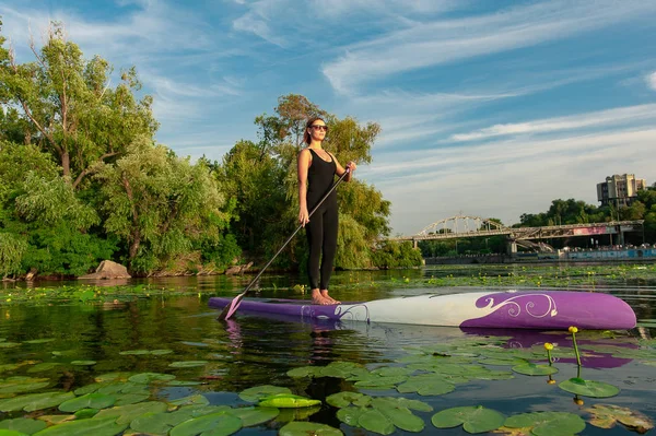 SUP Stand up paddle board mujer paddle boarding —  Fotos de Stock