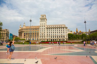 Barcelona, Katalonya, İspanya - Haziran, 2016. Yaz aylarında ünlü Plaza Catalunya Barcelona görüntüleyin