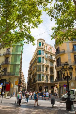 Barcelona, Katalonya, İspanya - Haziran, 2016. Barcelona ünlü Las Ramblas görünümünden yaz aylarında. En popüler sokak La Rambla yürüyen turist. Dikey görüntü