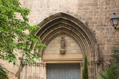 Mimari ayrıntılar giriş portal Gotik Mahallesi'nin Barcelona, İspanya'nın en eski kiliselerinden biri olan Esglesia Santa Anna için. St Anne Kilisesi 1881 yılında ulusal bir anıt olarak ilan edildi