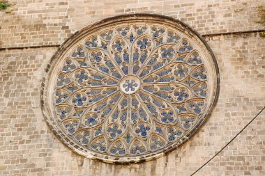 Eski Barcelona mimarisi. Santa Maria del Pi Kilisesi Del Pi kare süslü pencere ünlü Gotik çeyrek Barcelona, İspanya'da bulunan. Square Plaza del Pi turist tarafından ziyaret bir dönüm noktası olduğunu.
