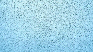 Doğal su arka plan damla. Seçici odak ile cam üzerinde birçok küçük yağmur damlaları. Soyut doku. Güzel doğa duvar kağıdı.