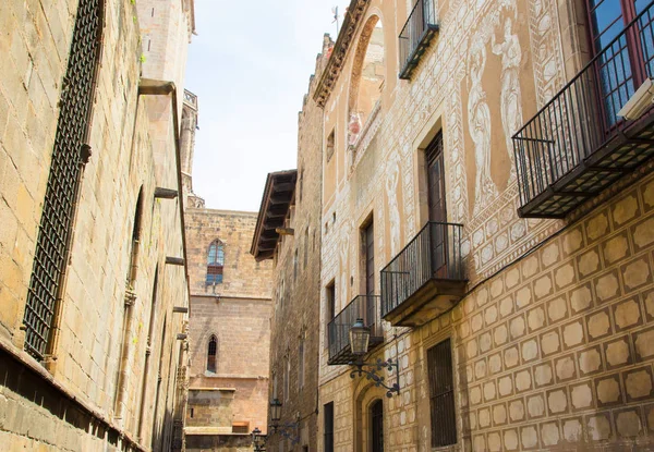 Barselona Gothic Mahallesi'nin. Barcelona, Katalonya, İspanya eski bölümü binaların antik cepheler ile dar sokak. Mimari ayrıntılar