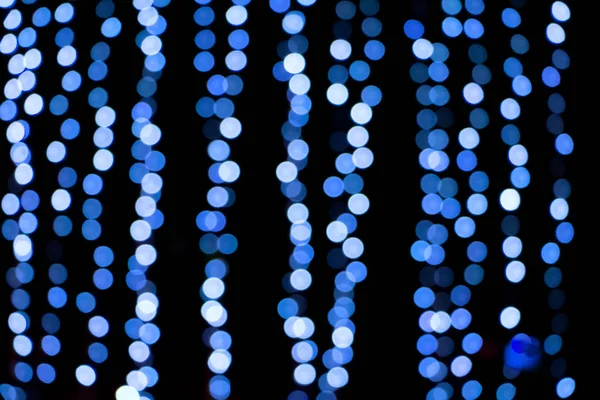 Fondo hermoso festivo con luces bokeh azules — Foto de Stock