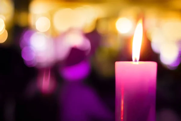 Festivo Hermoso fondo borroso con una sola vela ardiente . —  Fotos de Stock