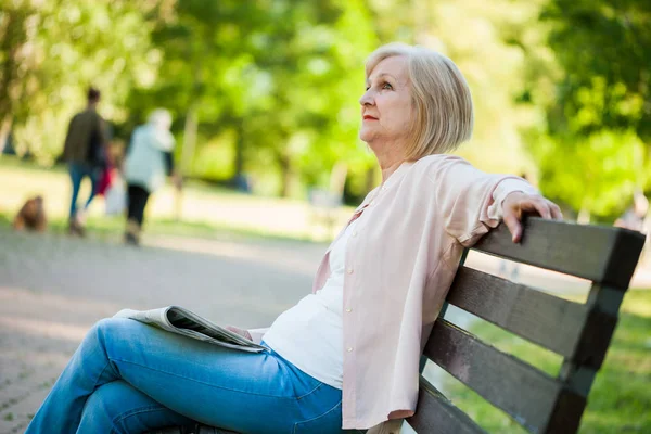 Mujer Adulta Sentada Parque Leyendo Periódicos —  Fotos de Stock