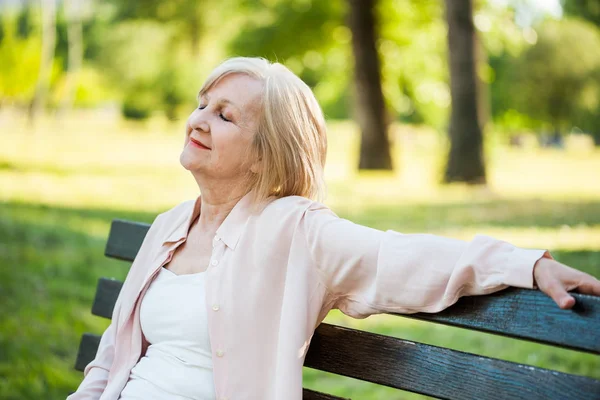 Feliz Mujer Adulta Está Sentada Parque Disfrutando Tiempo —  Fotos de Stock