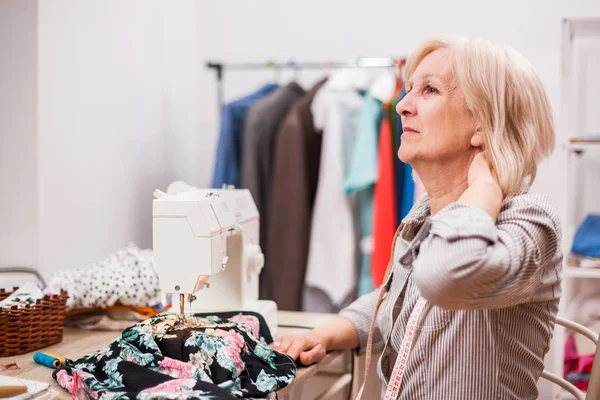 Une Femme Adulte Coud Dans Son Atelier Elle Est Fatiguée — Photo