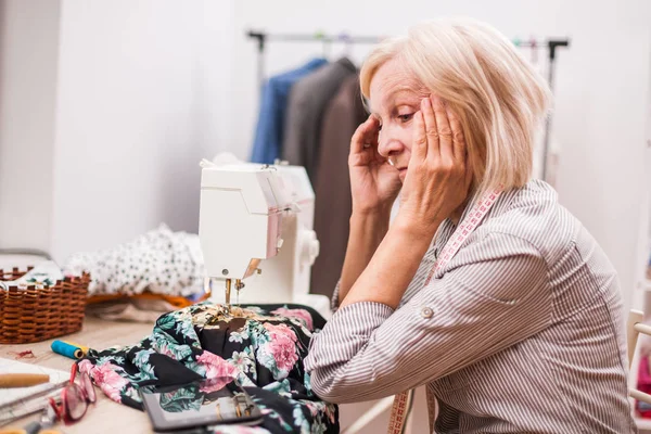 Une Femme Adulte Coud Dans Son Atelier Elle Est Frustrée — Photo