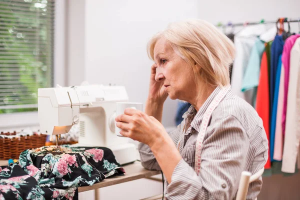 Une Femme Adulte Coud Dans Son Atelier Elle Est Fatiguée — Photo