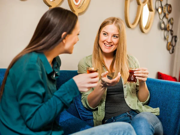 Duas Mulheres Felizes Estão Sentadas Café Conversando — Fotografia de Stock