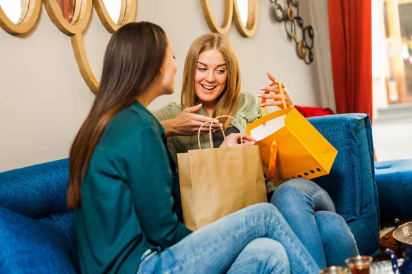 Due Donne Felici Sono Seduti Caffè Dopo Shopping — Foto Stock
