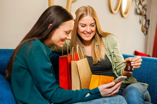 Due Donne Felici Sono Seduti Caffè Dopo Shopping — Foto Stock