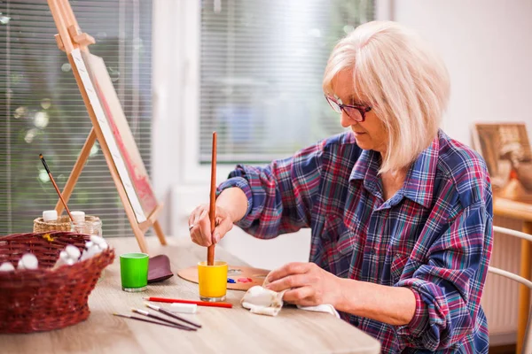 Äldre Kvinna Att Måla Sitt Hem Pensionering Hobby — Stockfoto