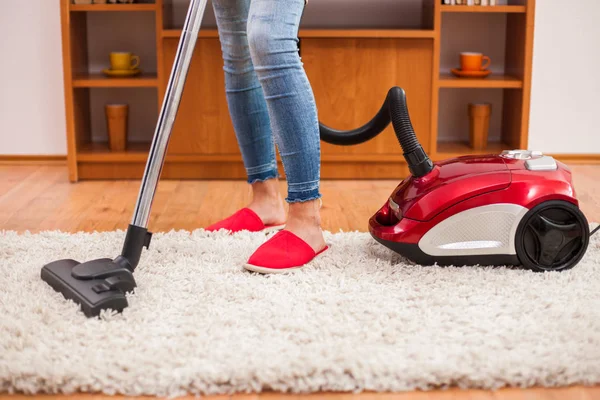 Limpiando Casa Mujer Usando Aspiradora — Foto de Stock