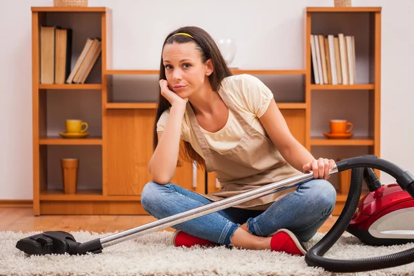 Joven Tiene Que Limpiar Casa Ella Está Aburrida Perezosa — Foto de Stock