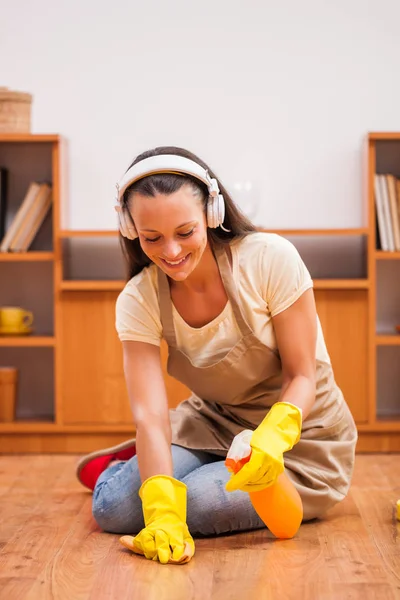 Joven Mujer Feliz Está Limpiando Casa — Foto de Stock