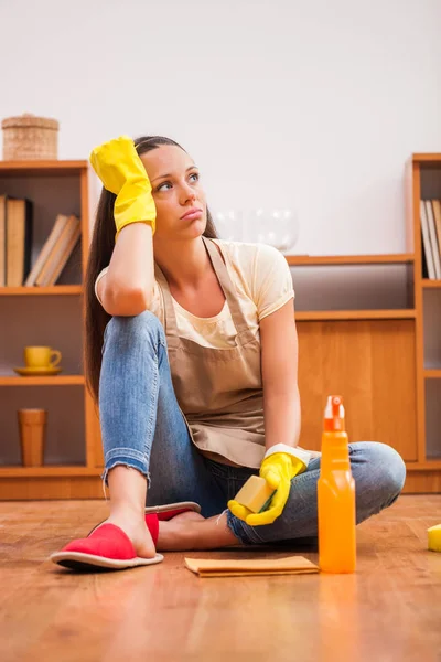 Joven Está Limpiando Casa Ella Perezosa — Foto de Stock