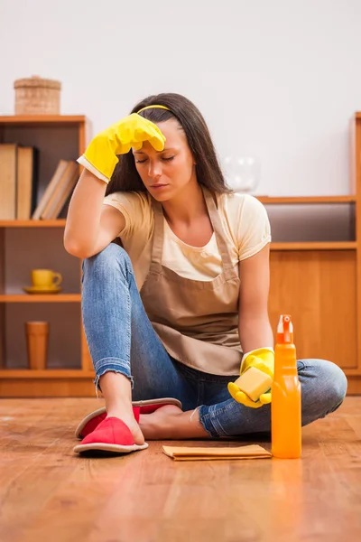 Joven Está Limpiando Casa Está Cansada — Foto de Stock